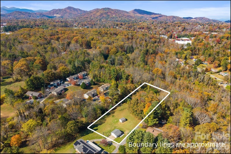 24 Ian River Dr, Asheville, NC 28806