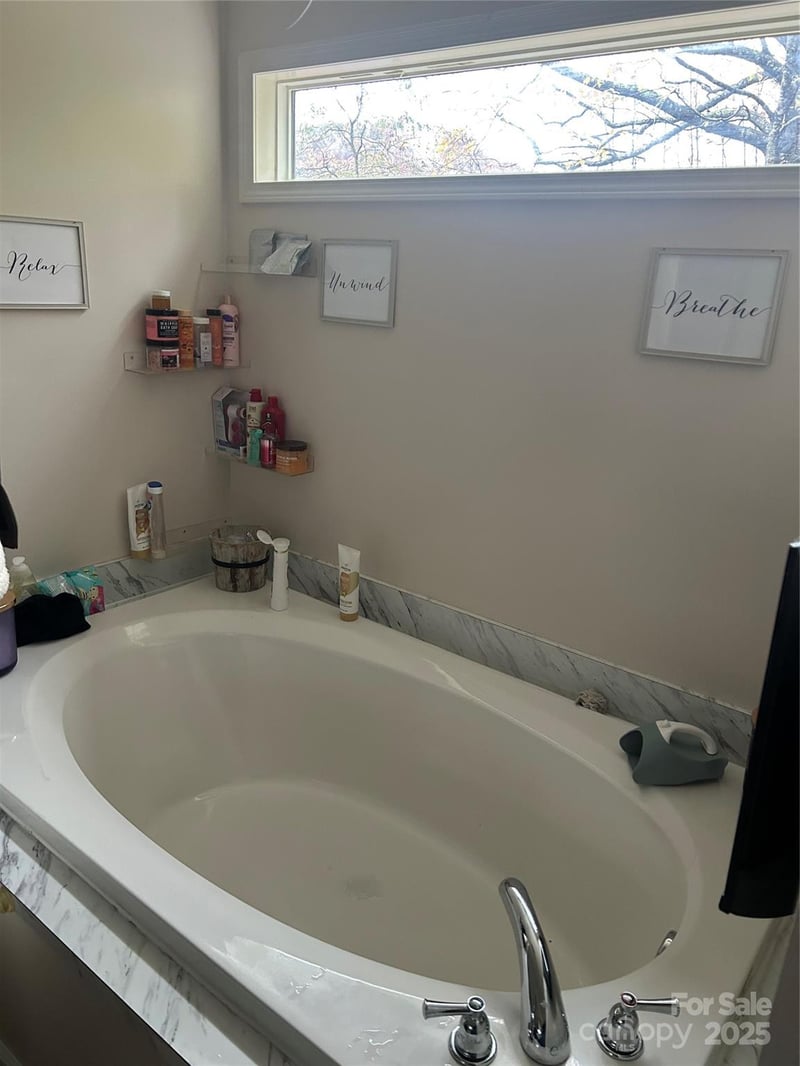 415 Rovingwood Dr, Waynesville, NC 28786