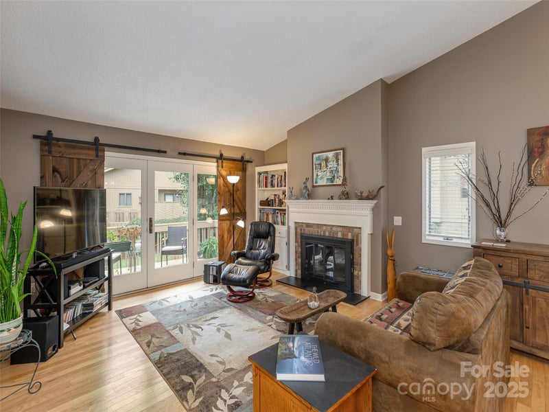 606 Red Oak Dr, Hendersonville, NC 28791