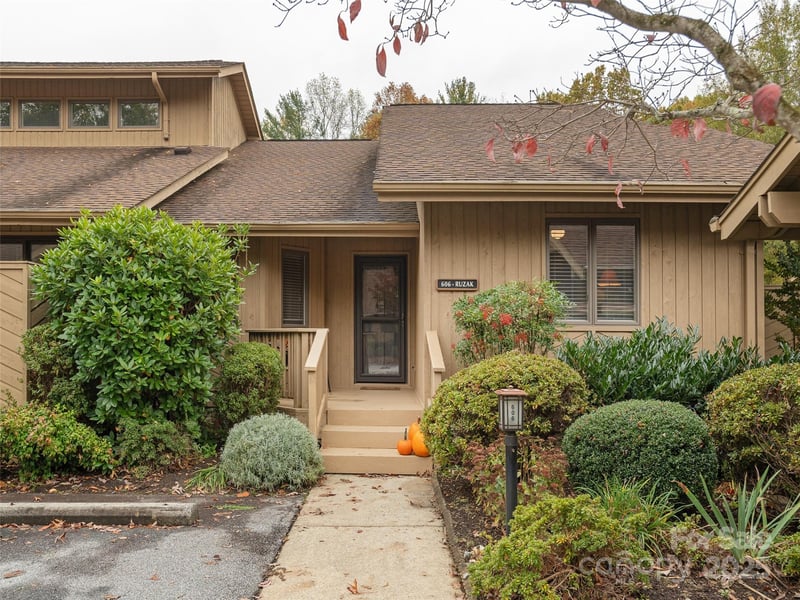 606 Red Oak Dr, Hendersonville, NC 28791