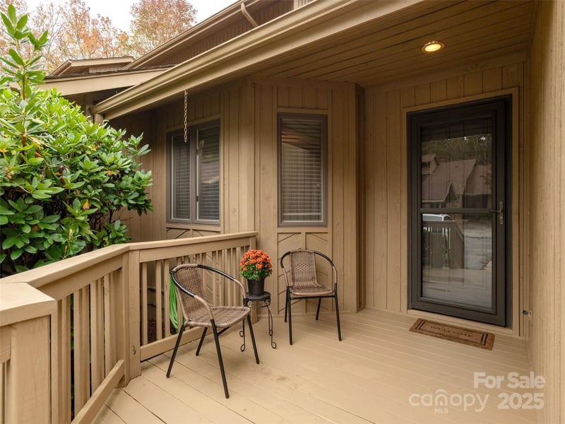 606 Red Oak Dr, Hendersonville, NC 28791