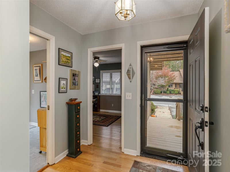606 Red Oak Dr, Hendersonville, NC 28791