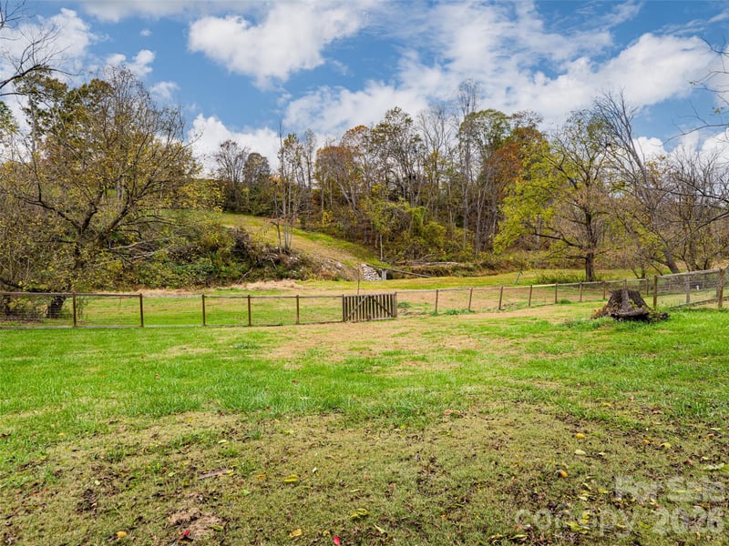 65 Banks Town Rd, Weaverville, NC 28787