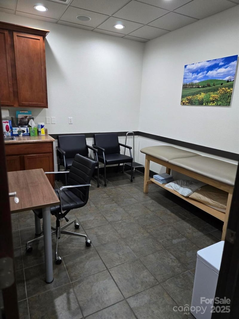 317 King St, Hendersonville, NC 28792