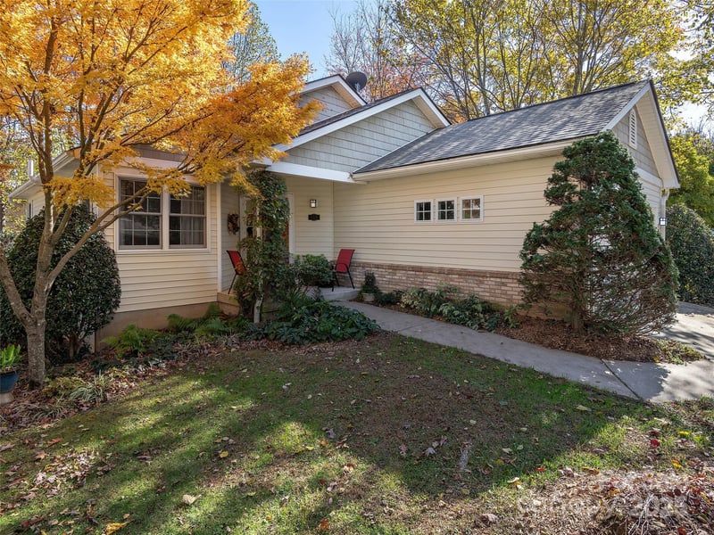 111 Wildwood Forest Ln, Mills River, NC 28759