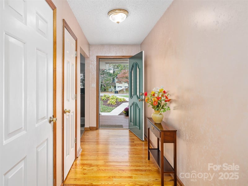 105 Goldfinch Ln, Asheville, NC 28803