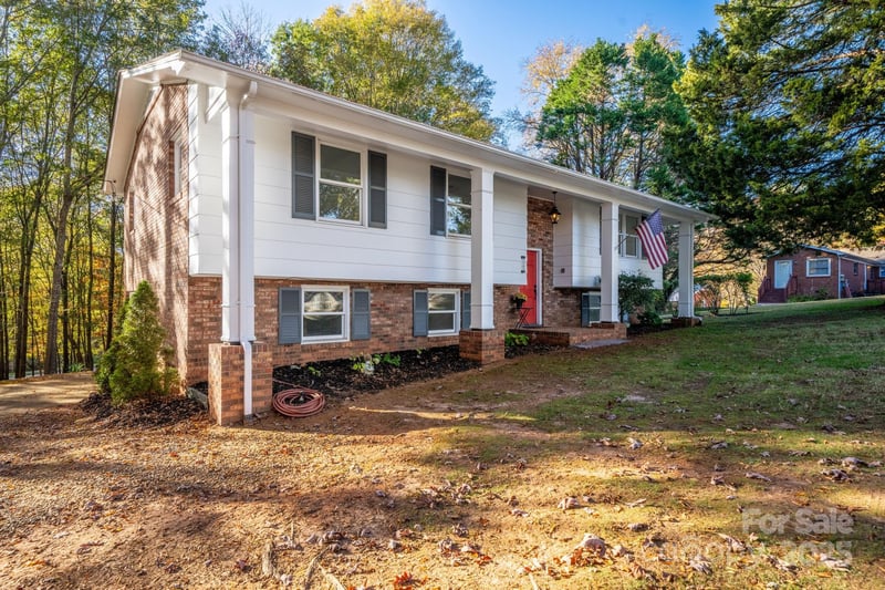 1185 10th Street Place Cir, Hickory, NC 28601