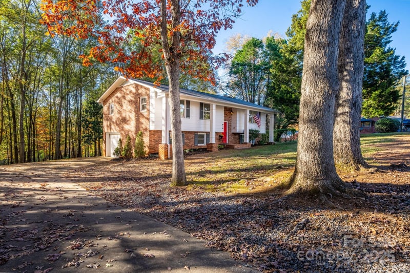 1185 10th Street Place Cir, Hickory, NC 28601