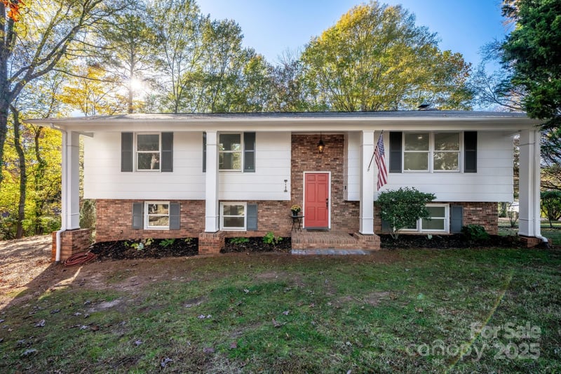 1185 10th Street Place Cir, Hickory, NC 28601