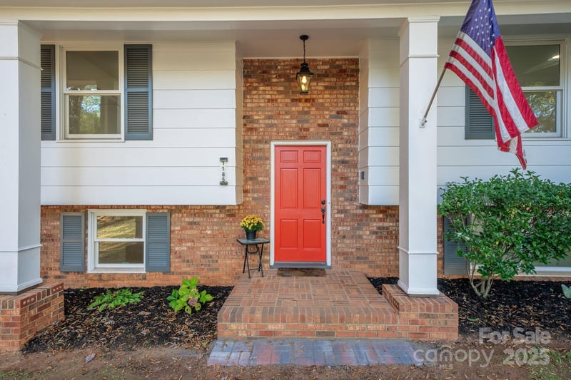 1185 10th Street Place Cir, Hickory, NC 28601