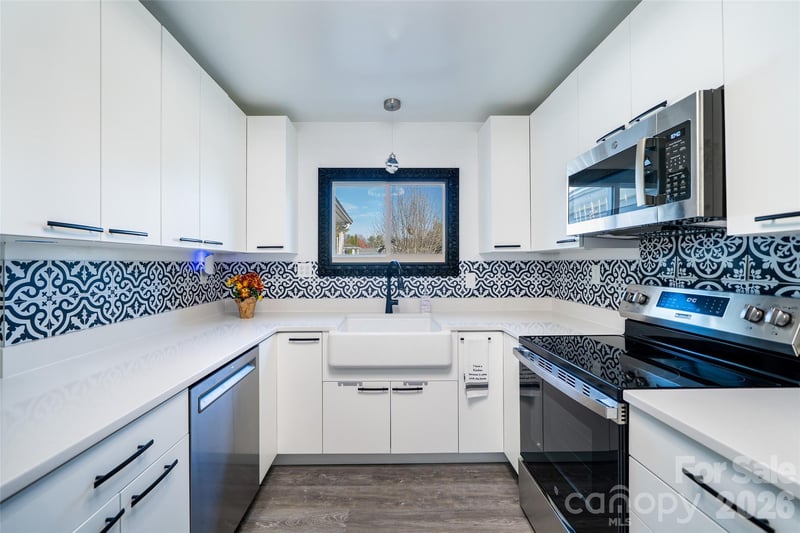1 Wintry Dr, Hendersonville, NC 28792