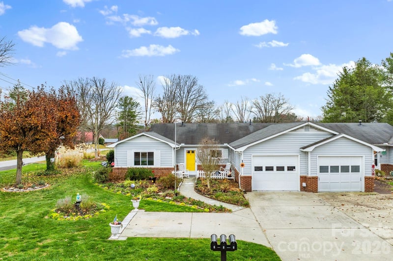 1 Wintry Dr, Hendersonville, NC 28792