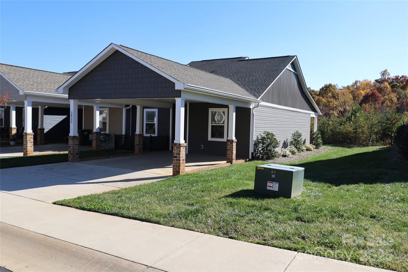 2822 15th Avenue Pl, Hickory, NC 28602
