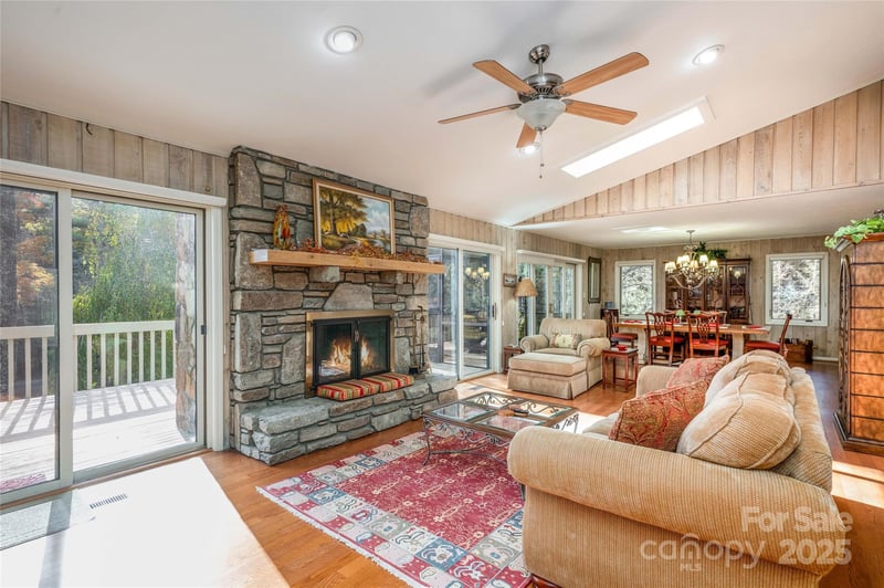 572 East Shore Dr, Lake Toxaway, NC 28747