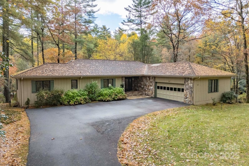 572 East Shore Dr, Lake Toxaway, NC 28747