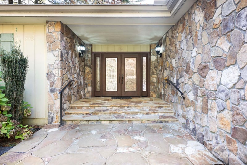 572 East Shore Dr, Lake Toxaway, NC 28747