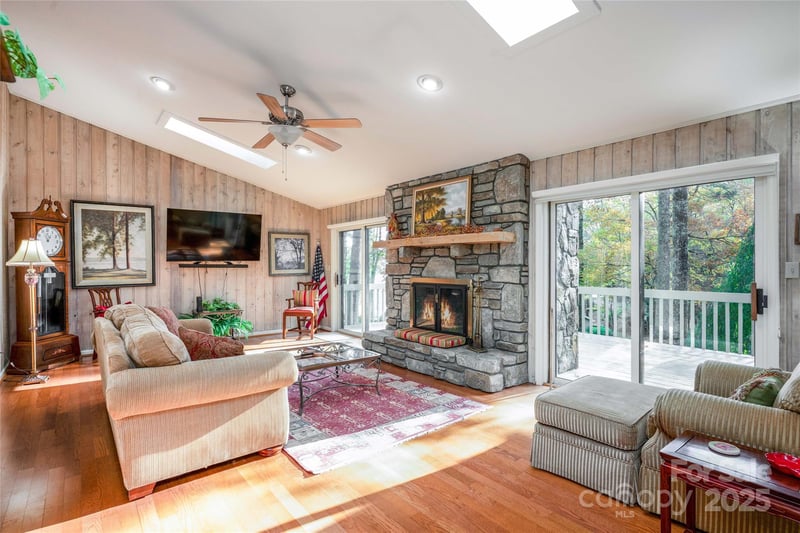 572 East Shore Dr, Lake Toxaway, NC 28747