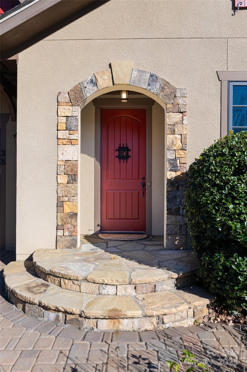 38 Chantilly Dr, Asheville, NC 28804