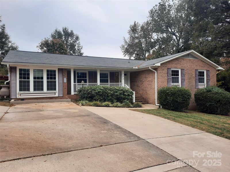 121 Greenview Dr, Kannapolis, NC 28081