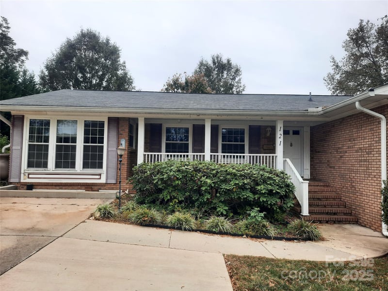 121 Greenview Dr, Kannapolis, NC 28081