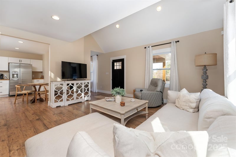 15 Eaglebear Dr, Asheville, NC 28806