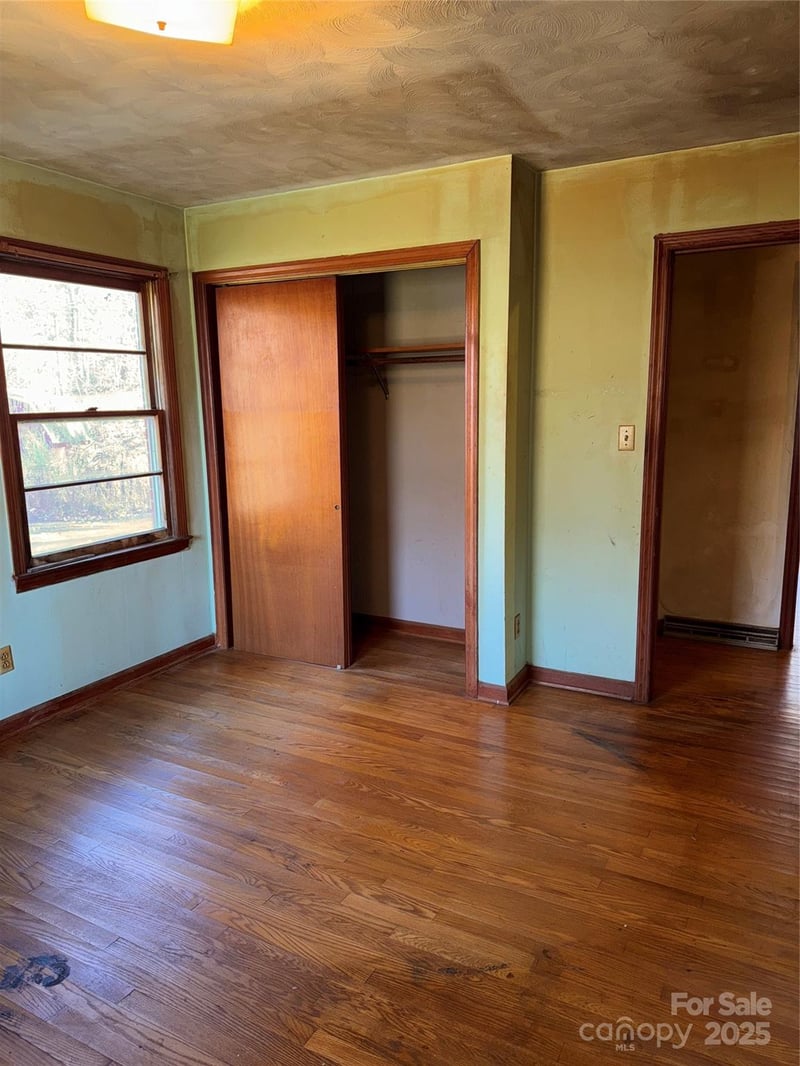 5046 Old Linville Rd, Marion, NC 28752
