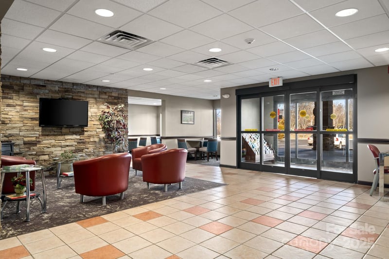 240 Mitchelle Dr, Hendersonville, NC 28792