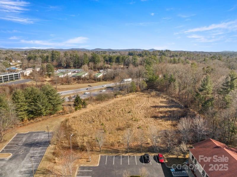 240 Mitchelle Dr, Hendersonville, NC 28792