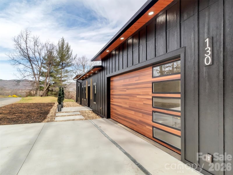 130 Midway Crossing Dr, Clyde, NC 28721