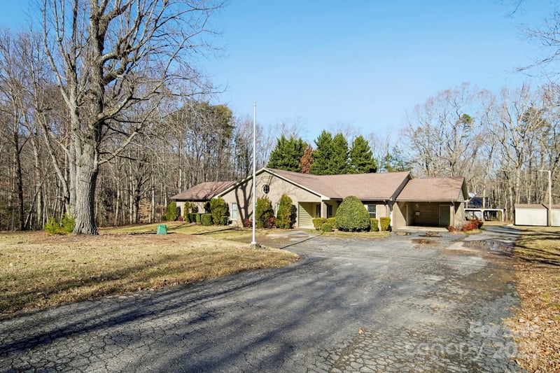 1015 Elizabeth Dr, Dallas, NC 28034