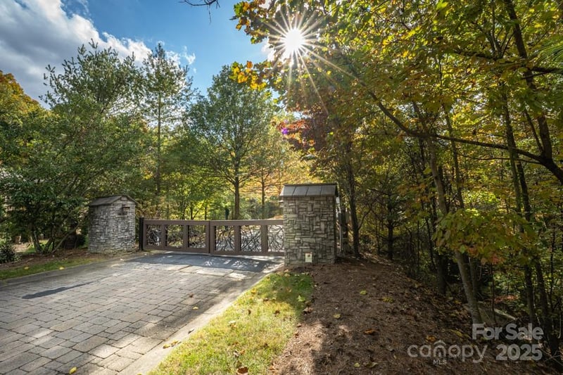 99999 Shining Rock Pa, Horse Shoe, NC 28742