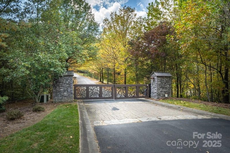 99999 Shining Rock Pa, Horse Shoe, NC 28742