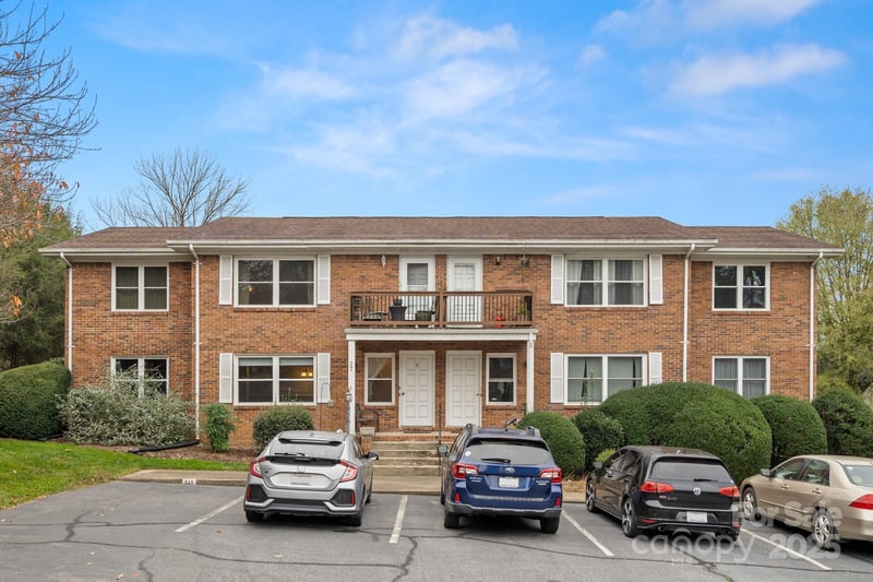 27 Capri Ln #15-D, Hendersonville, NC 28791