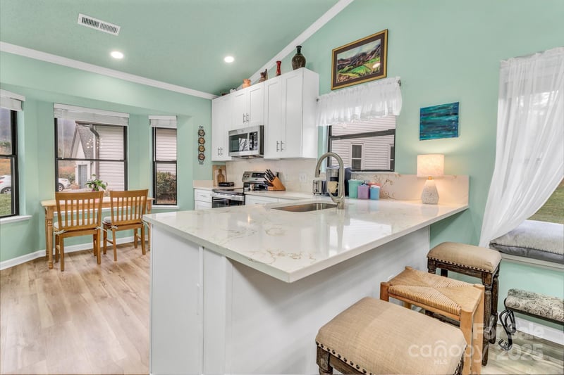 121 Cimarron Dr, Asheville, NC 28803