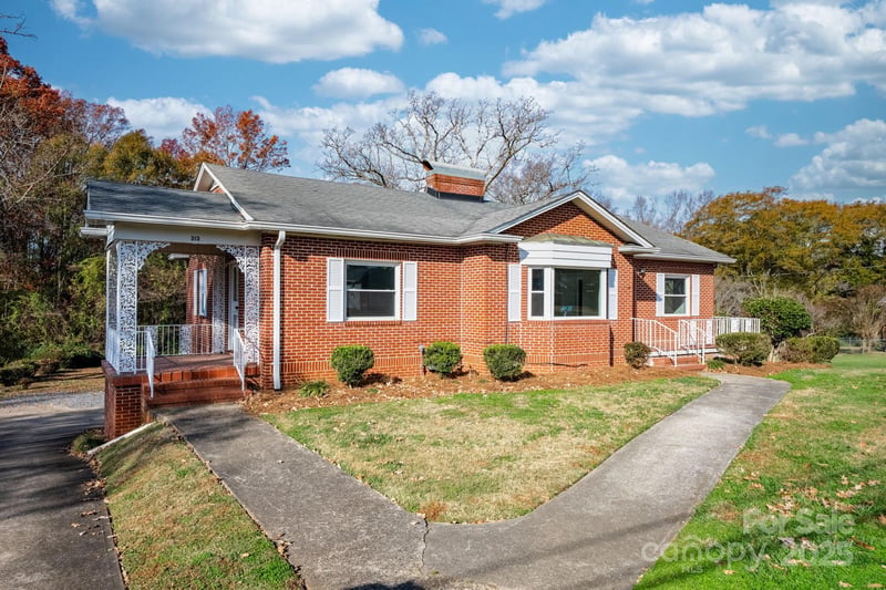 313 17th St, Hickory, NC 28601