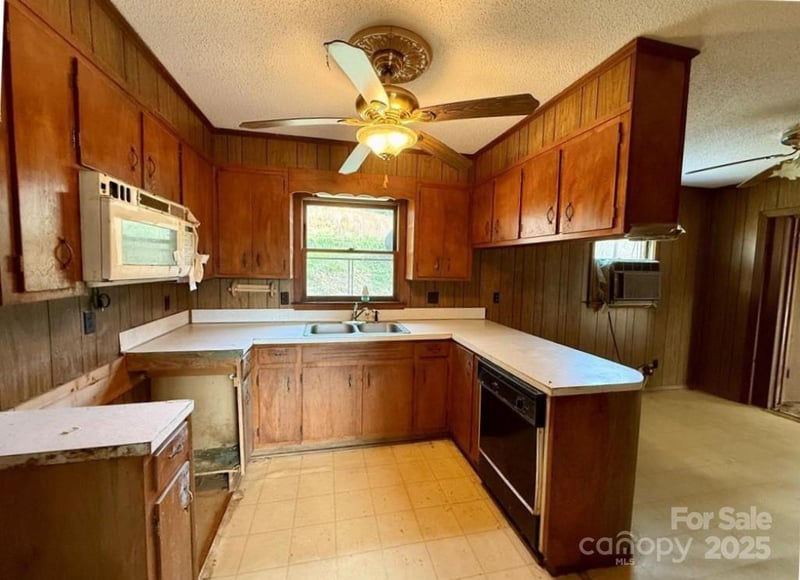 365 Ollis Rd, Spruce Pine, NC 28777