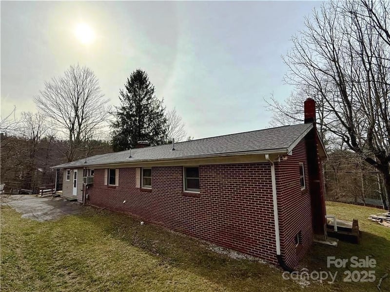 365 Ollis Rd, Spruce Pine, NC 28777