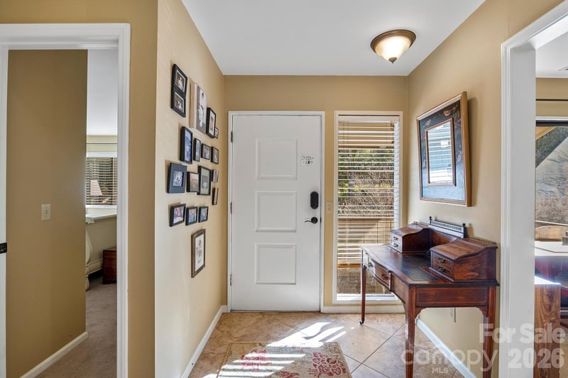 16 Lakemoor Ln, Hendersonville, NC 28739