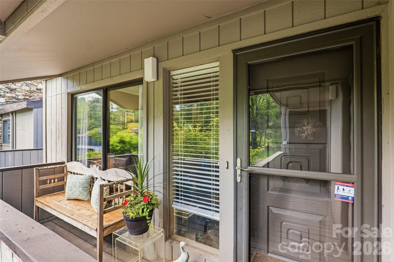 16 Lakemoor Ln, Hendersonville, NC 28739