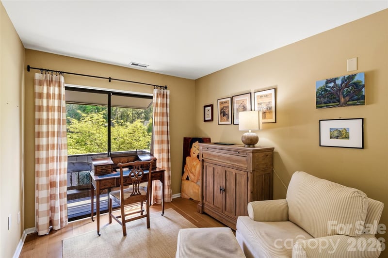 16 Lakemoor Ln, Hendersonville, NC 28739