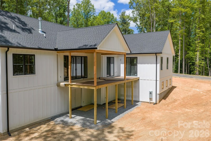 20 Nature Walk Ln, Hendersonville, NC 28739