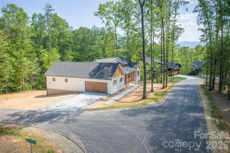 20 Nature Walk Ln, Hendersonville, NC 28739