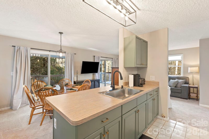 124 Flat Creek Dr, Lake Toxaway, NC 28747