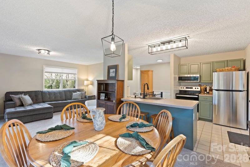 124 Flat Creek Dr, Lake Toxaway, NC 28747