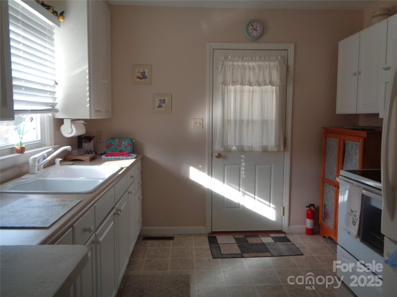 230 Leisure Ln, Waynesville, NC 28786
