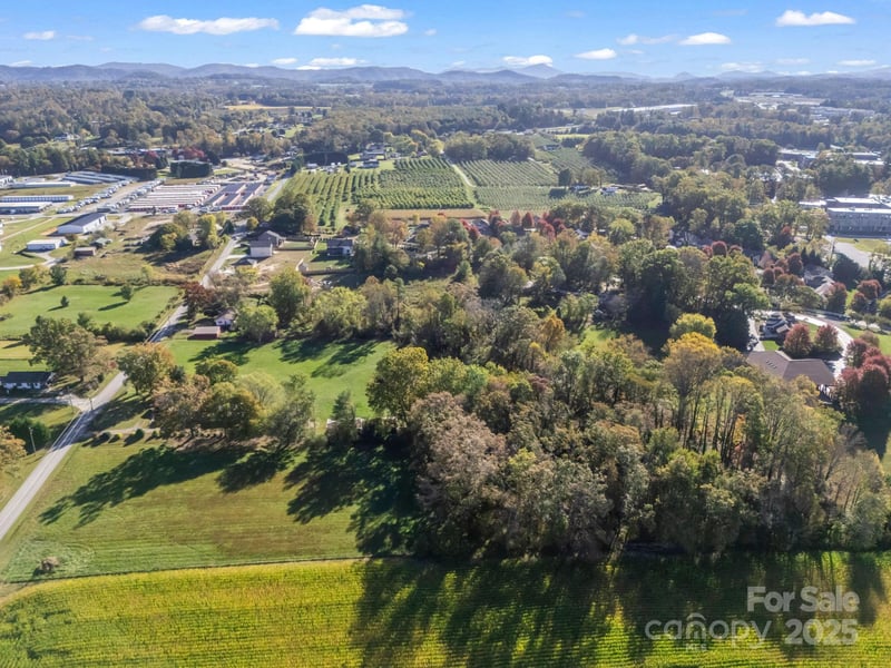 628 New Hope Rd, Flat Rock, NC 28731
