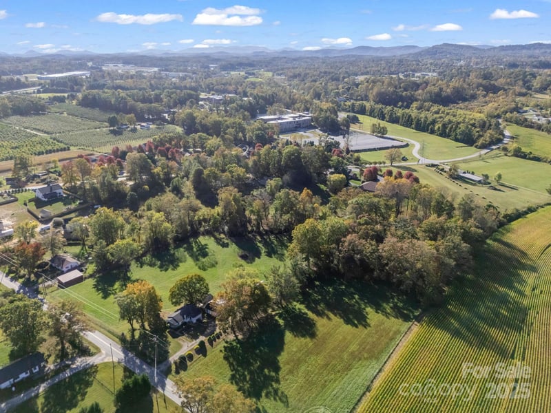 628 New Hope Rd, Flat Rock, NC 28731