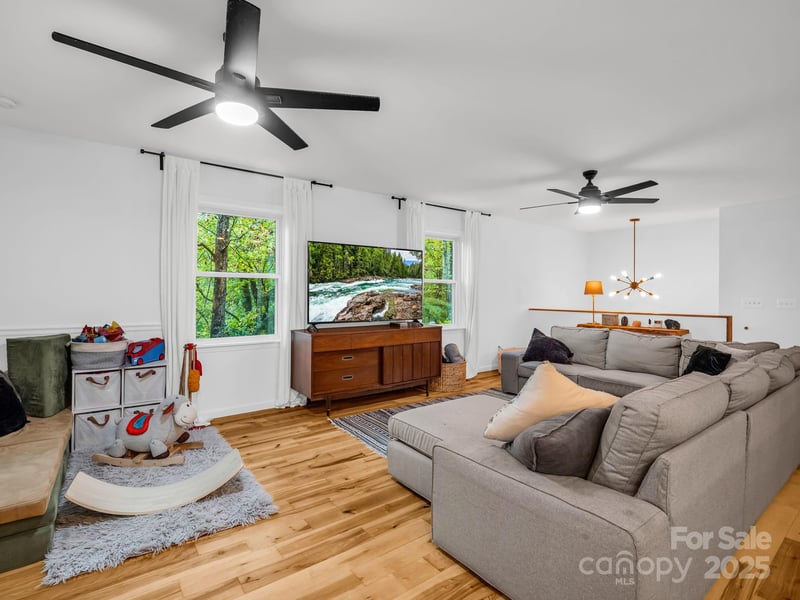 190 Long John Dr, Hendersonville, NC 28791