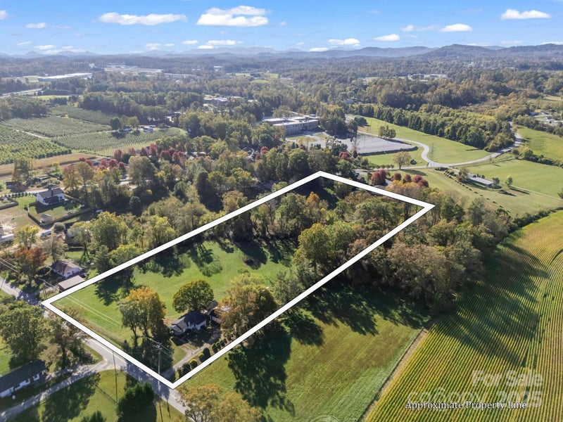 628 New Hope Rd, Flat Rock, NC 28731