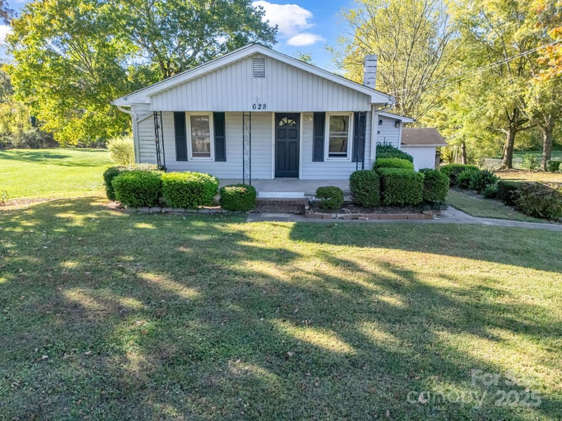 628 New Hope Rd, Flat Rock, NC 28731